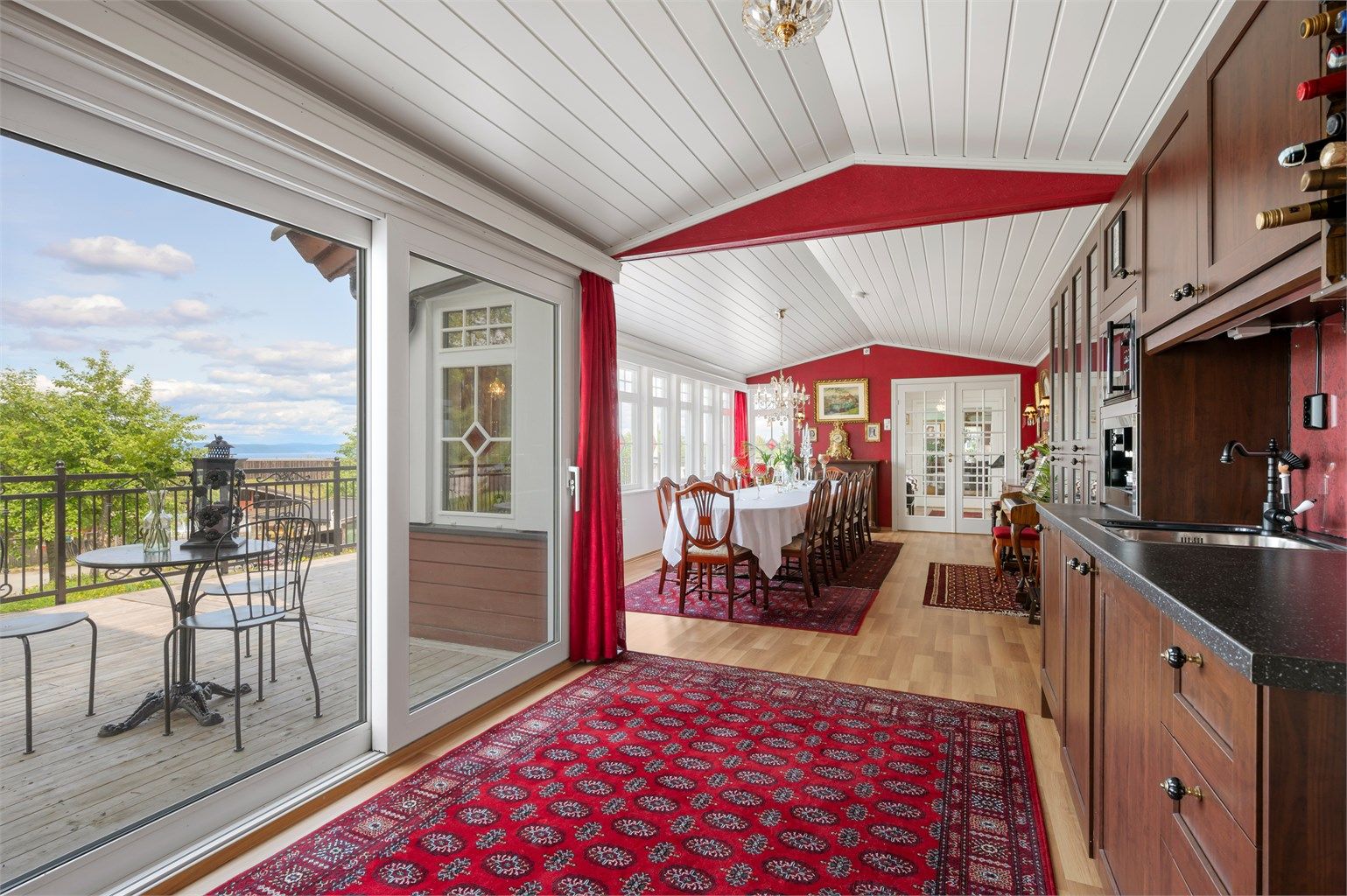 Den store, vakre spisestua måler ca. 43 kvm. 