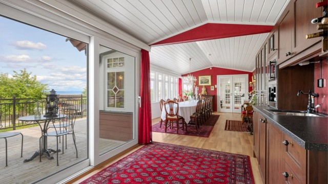 Den store, vakre spisestua måler ca. 43 kvm.