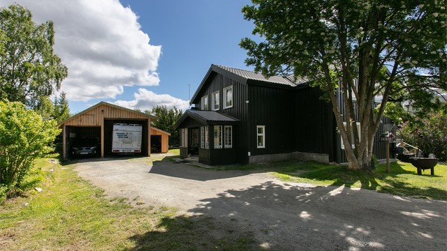 Stor, gruslagt adkomstvei og rikelig med parkeringsplass på egen tomt.