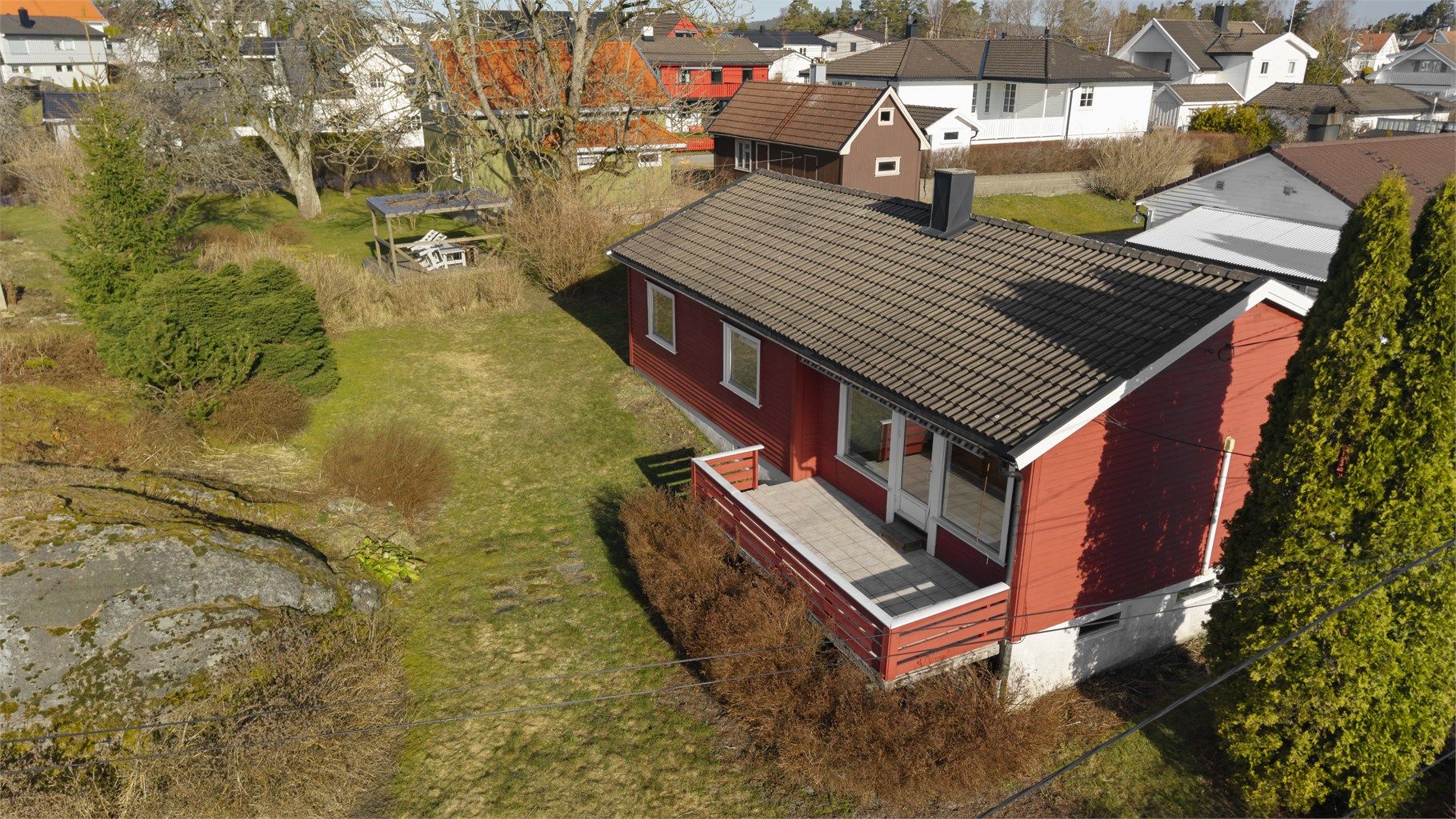 På fasade og terrasse må det påregnes utskiftninger og vedlikehold, blant annet av kledning.