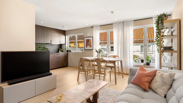 Leiligheten går over to plan og har bl.a. en åpen kjøkken/stue løsning i hovedetasjen. (Foto: Hans Nøstdahl)