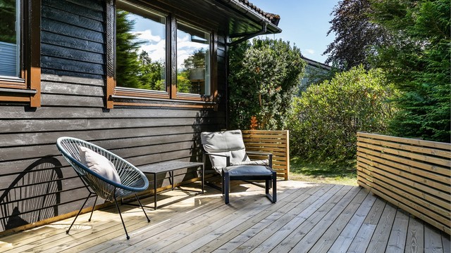 Åpning mot hagen er anlagt på begge sider av terrassen. Porter kan enkelt monteres som sikring for barn og firbeinte venner.