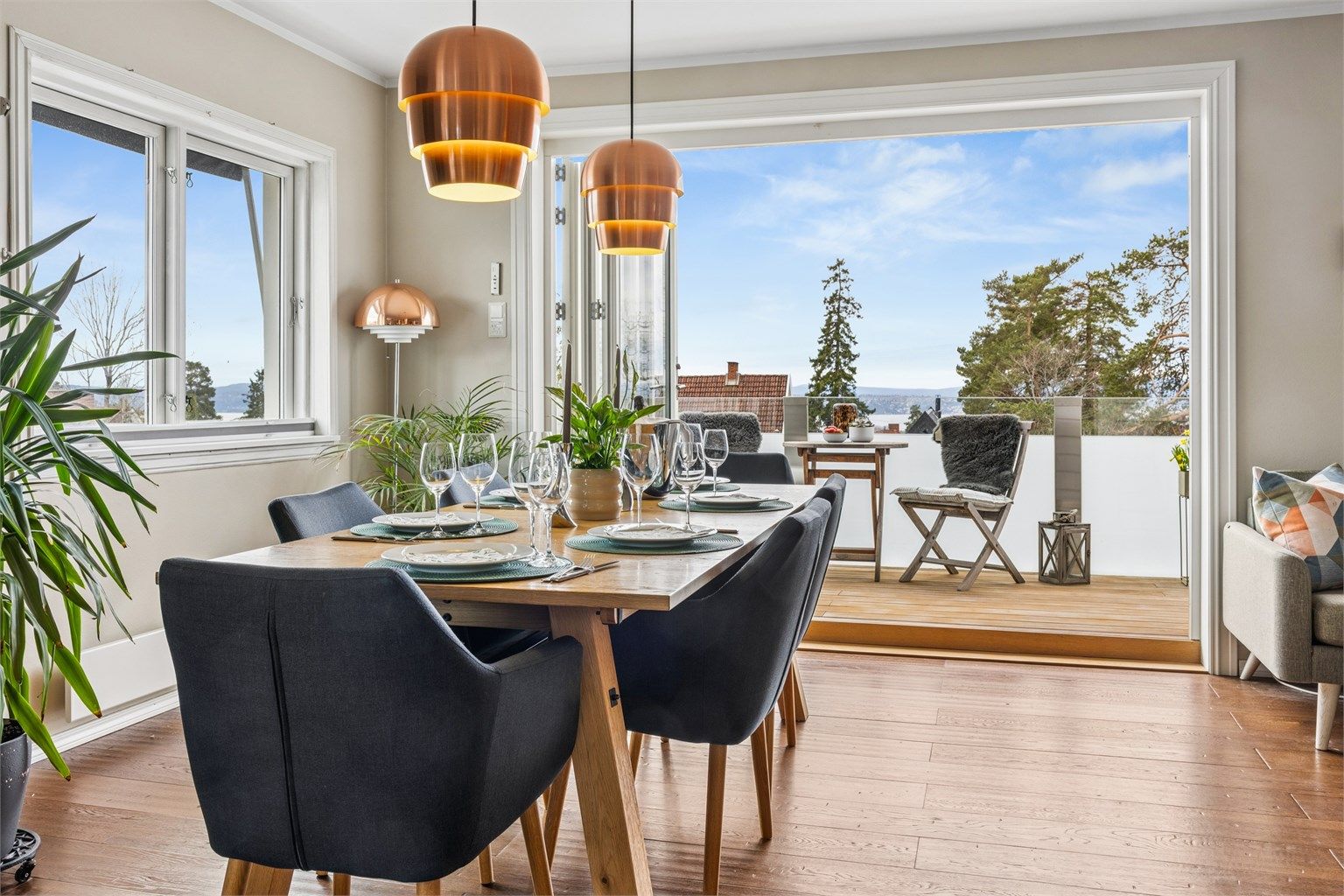 Fra spisestuen er det direkte utgang til den vestvendte balkongen på 11 m².