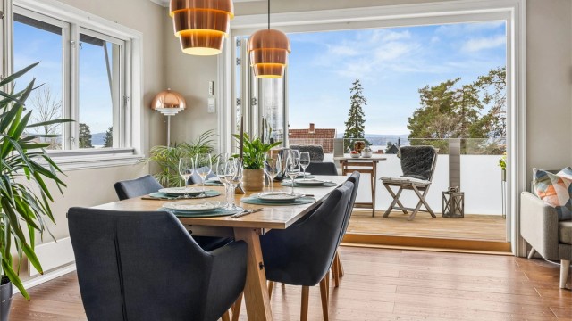 Fra spisestuen er det direkte utgang til den vestvendte balkongen på 11 m².