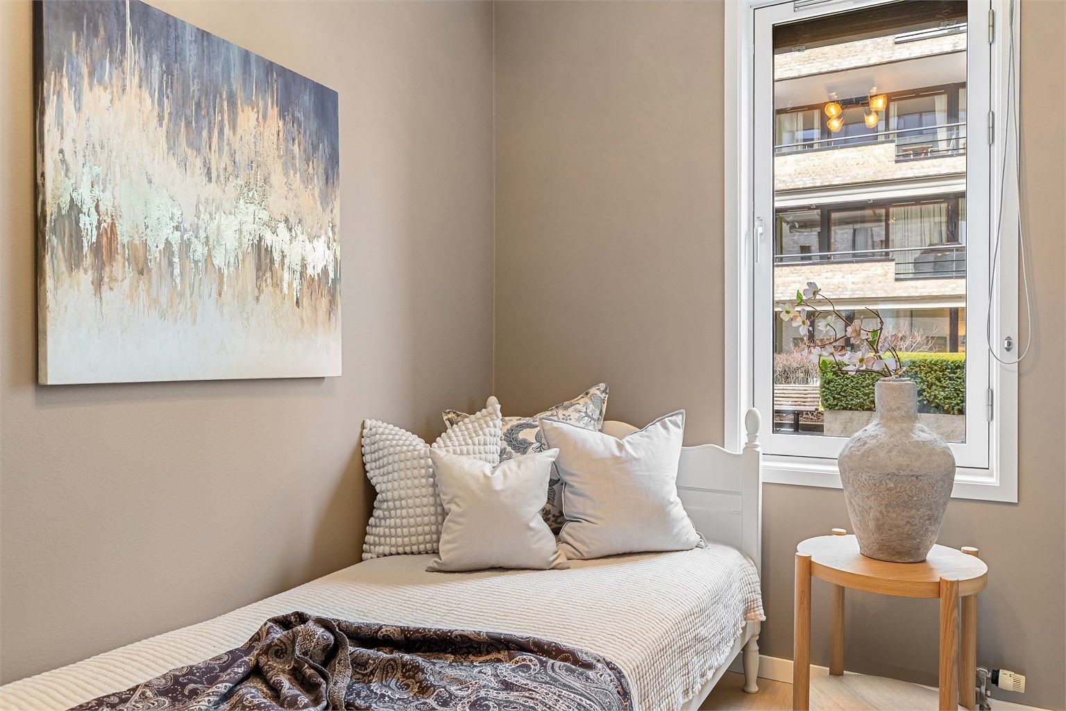 Vinduene i leiligheten er fra byggeår med karmer og rammer av tre.