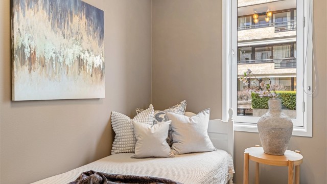 Vinduene i leiligheten er fra byggeår med karmer og rammer av tre.