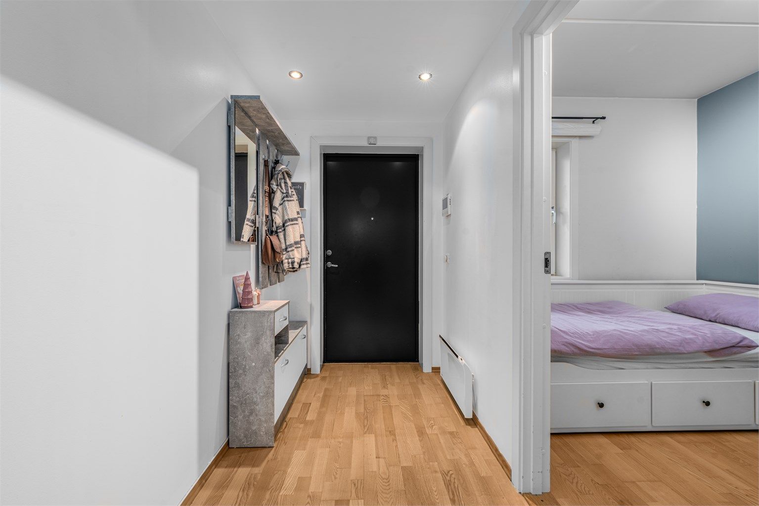 Romslig entré med god plass til å henge fra seg yttertøy