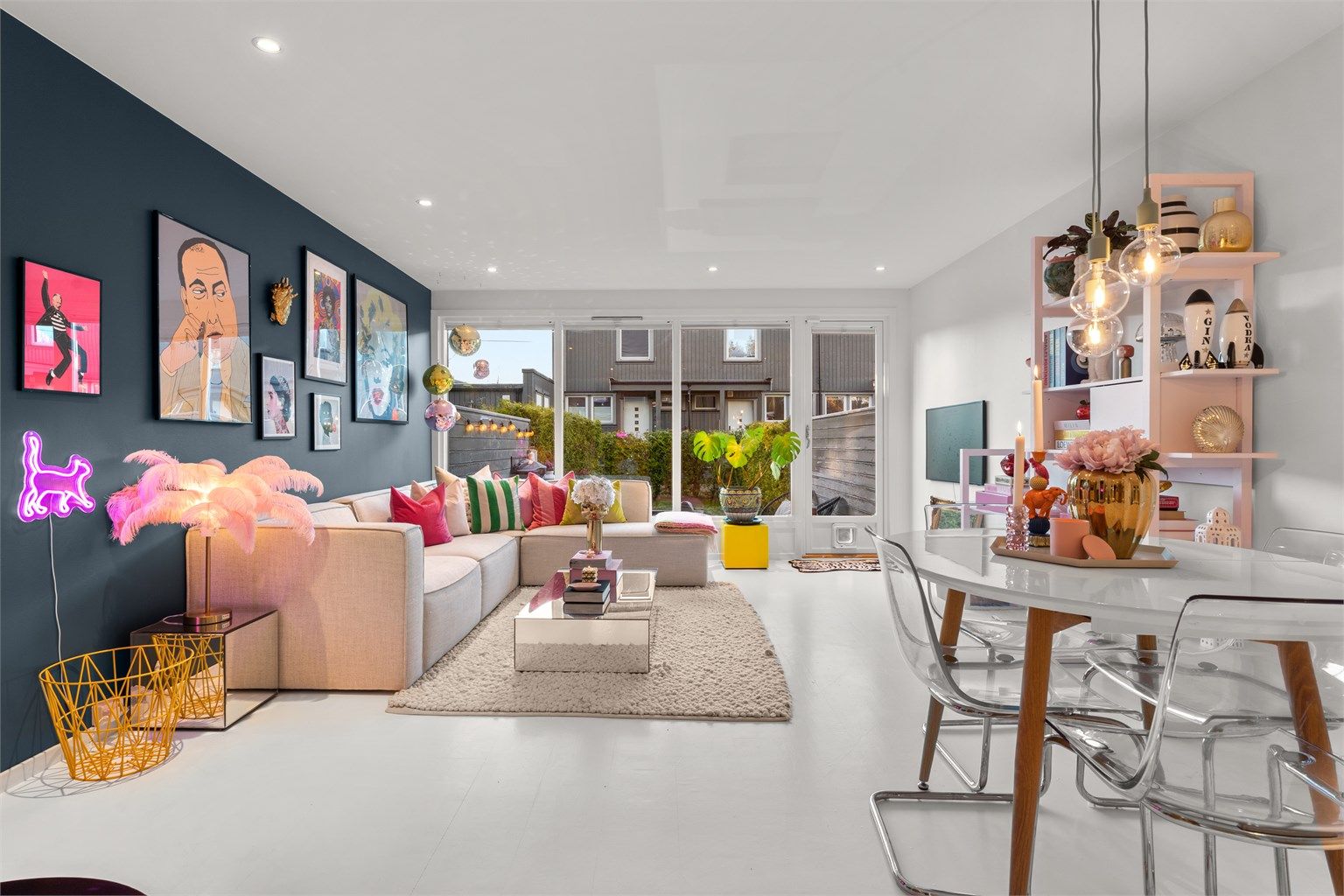 Stue - romslig rom med god plass til sofaløsning, tv. m.m. Foto: Max Strzepka/Oh Shots