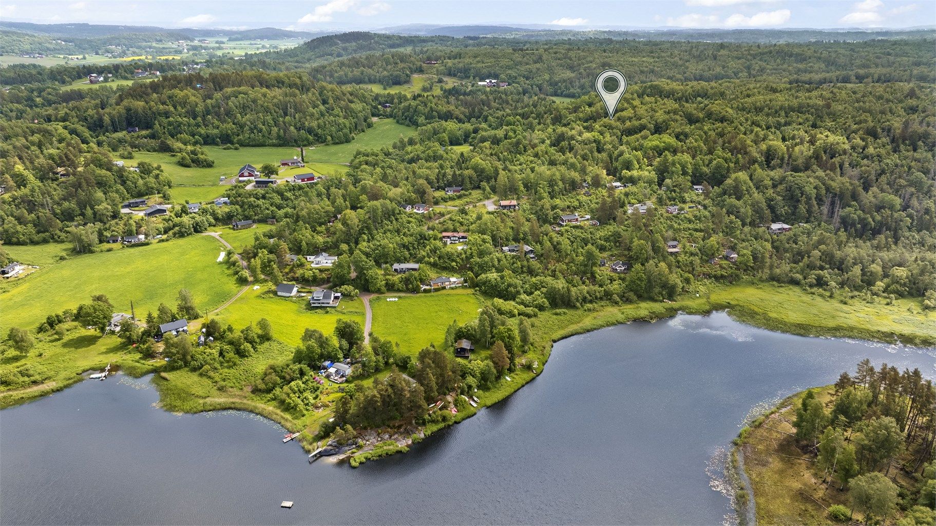 Fra eiendommen er det kort vei ned til Askjemvannet, hvor du finner både gode bade- og fiskemuligheter.