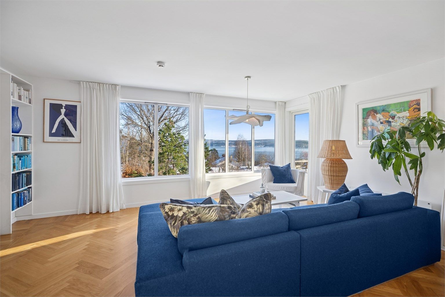 Sjønær enebolig med høy standard og gode farge- og materialvalg. Foto: Per O. Skjellnan v/Efkt