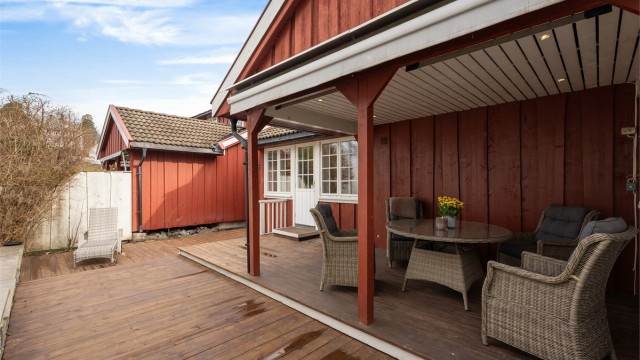 Den overbygde delen av terrassen forlenger utendørssesongen.