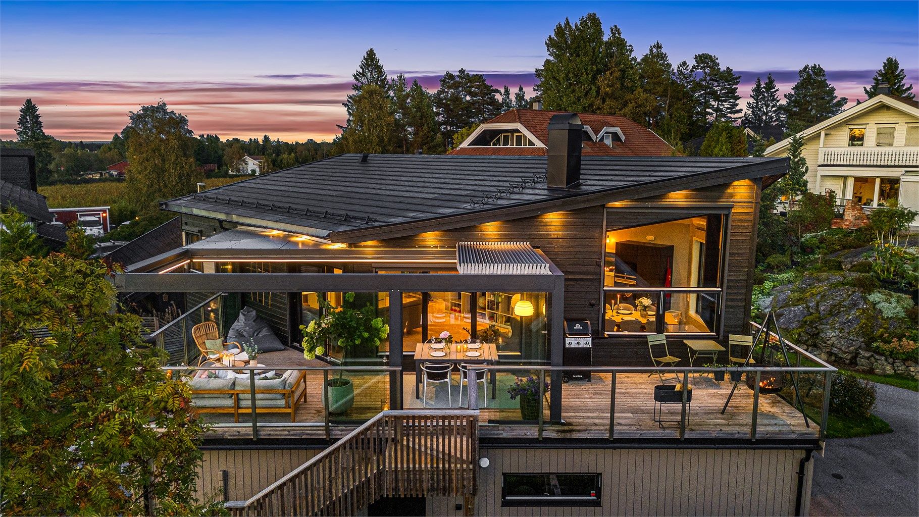 Naturlig forlengelse av stuen med pergola som har elektrisk tak og skyvbare dører. Forlenger utesesongen og kan brukes uavhengig av vær både vår, sommer og høst. 