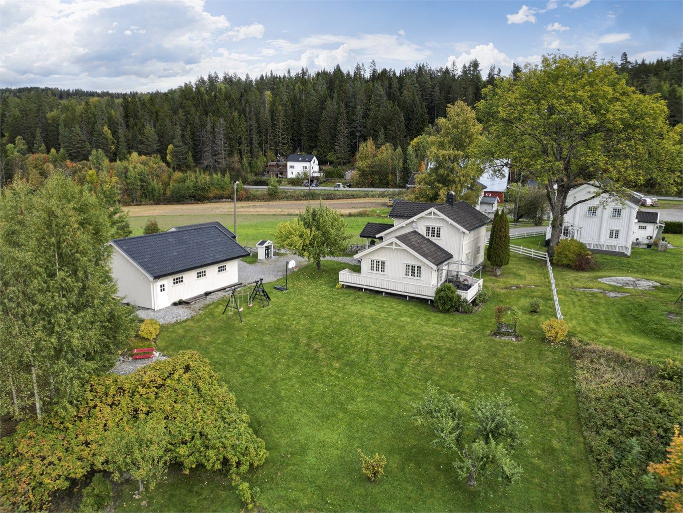 Eiendommen er på 1 464,8 m² og ligger i landlige omgivelser.