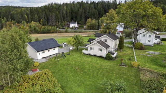 Eiendommen er på 1 464,8 m² og ligger i landlige omgivelser.