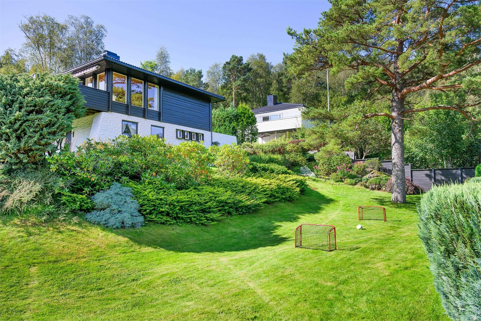 Tomten er meget pent opparbeidet og er på rett over 1.d.a. 