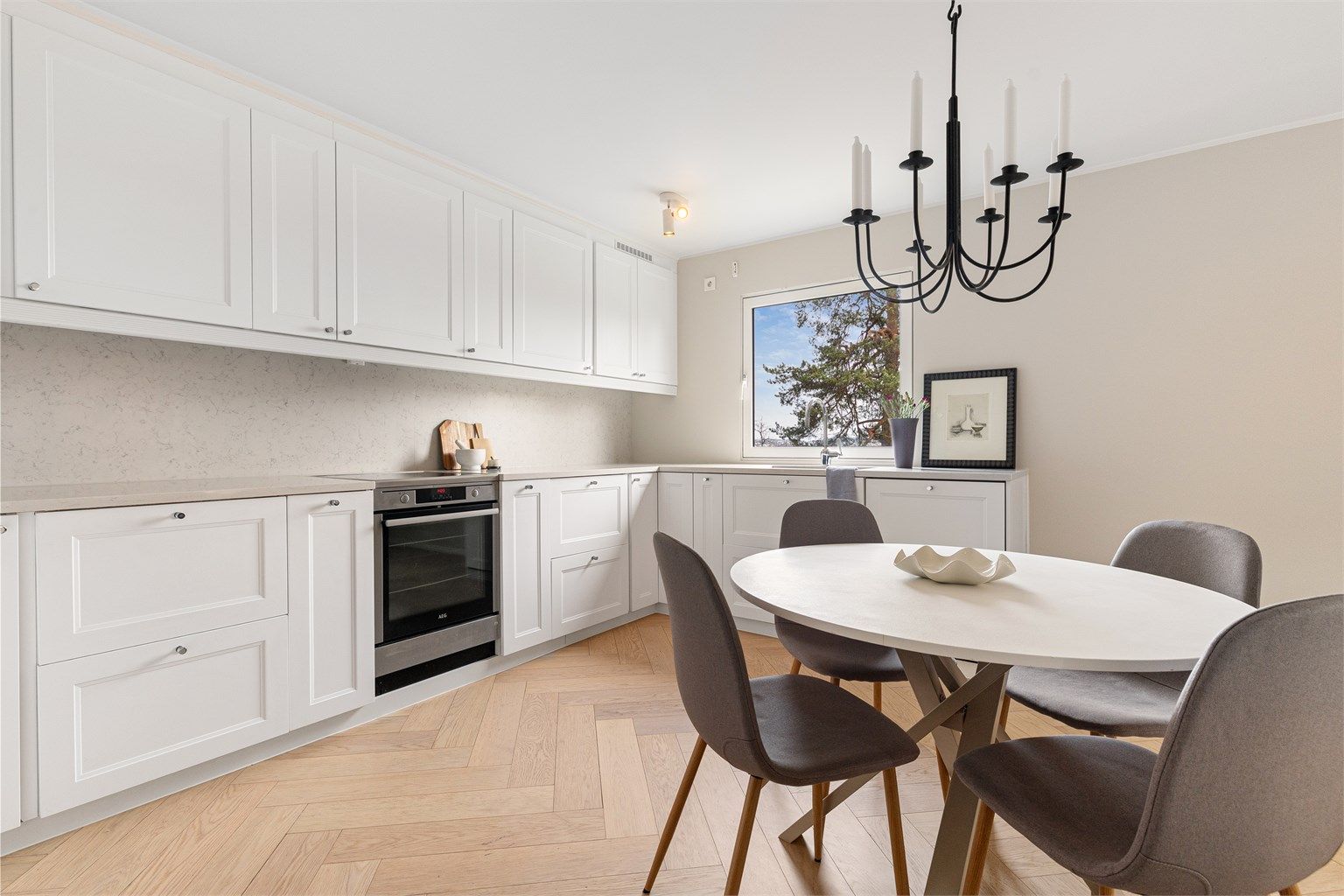 Kjøkkenet er utstyrt med integrert stekeovn, platetopp, oppvaskmaskin og kjøleskap med fryser.