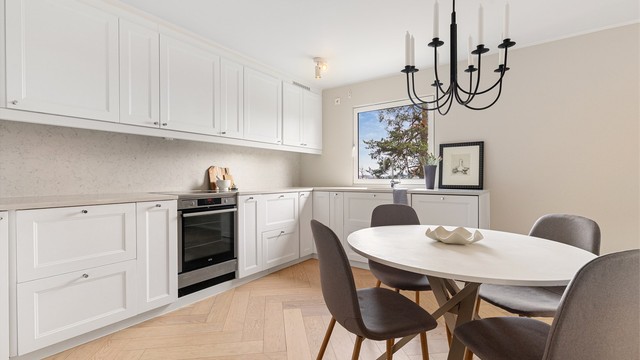 Kjøkkenet er utstyrt med integrert stekeovn, platetopp, oppvaskmaskin og kjøleskap med fryser.