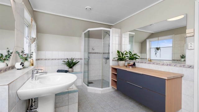 Badet i andre etasje har gulvvarme, dusjnisje og vegghengt servantinnredning.