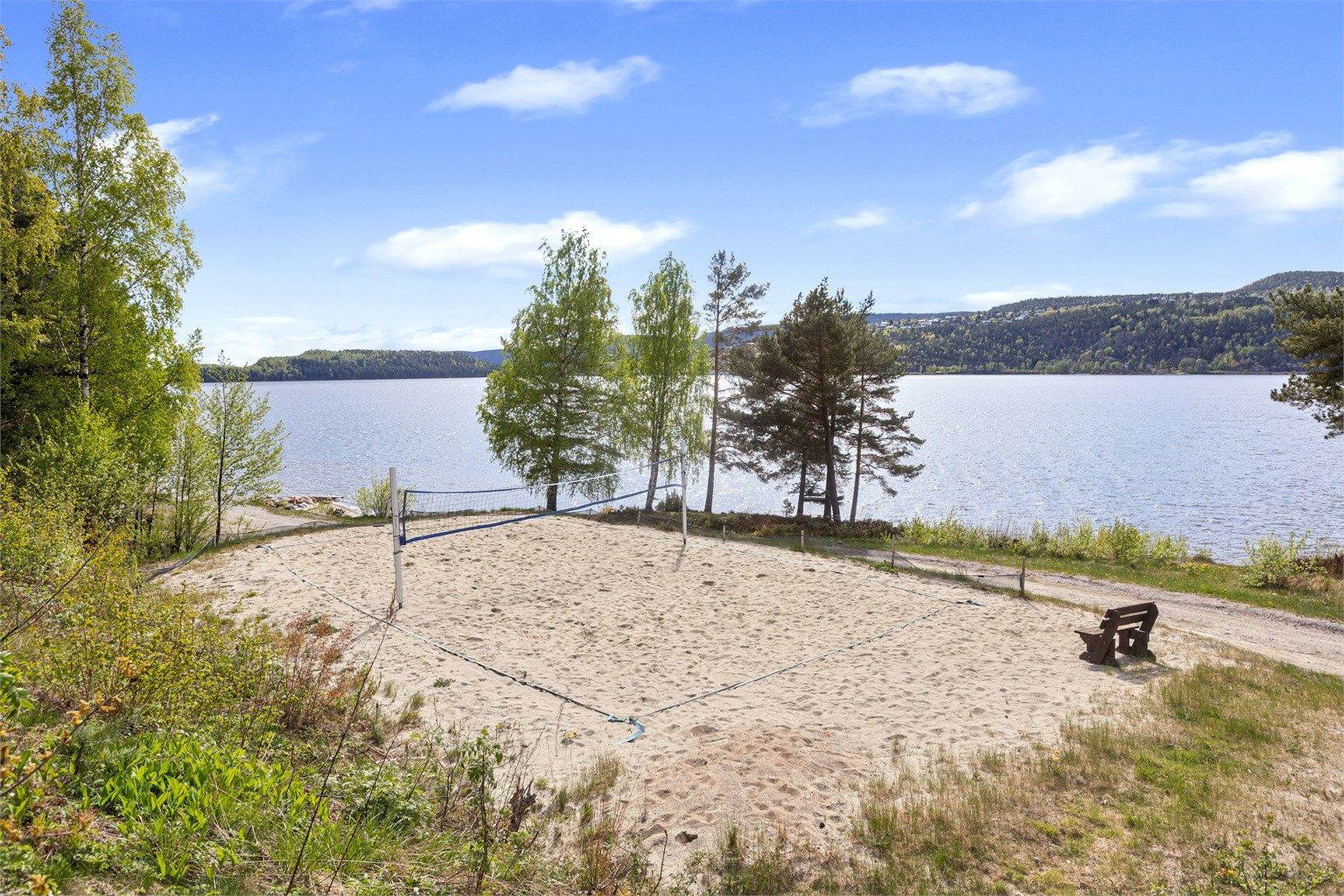 Det er også en sandvolleyball bane i nærmiljøet