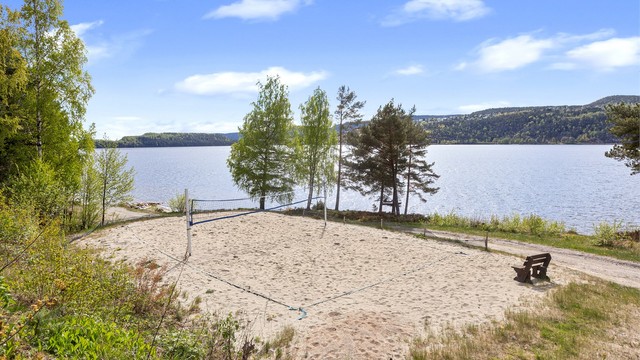 Det er også en sandvolleyball bane i nærmiljøet