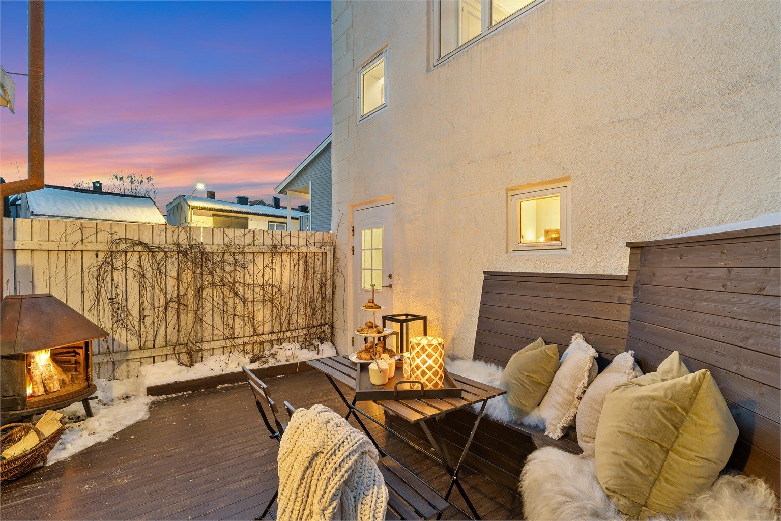 Idyllisk og skjermet bakgård med terrasseplatting på ca. 17 kvm. Her kan sene kvelder nytes etter solfylte dager i hyggelige omgivelser