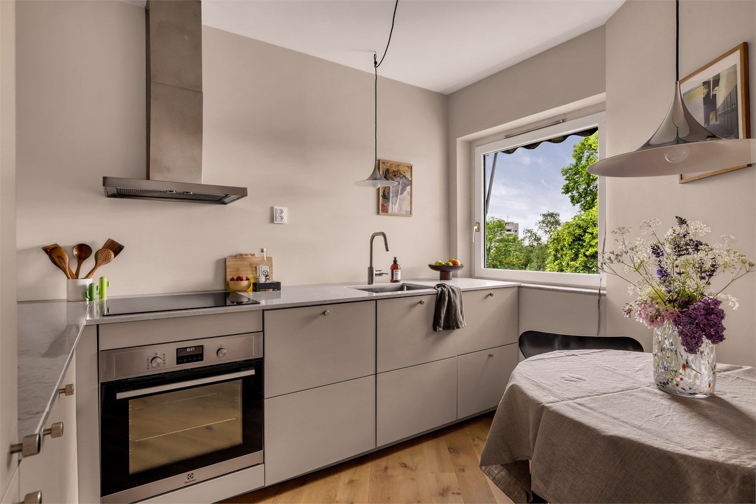 Innredningen er fra IKEA med glatte fronter og benkeplate fra Ceasarstone av kompositt med nedfelt kjøkkenvask.