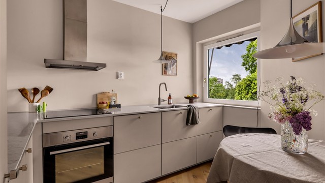 Innredningen er fra IKEA med glatte fronter og benkeplate fra Ceasarstone av kompositt med nedfelt kjøkkenvask.