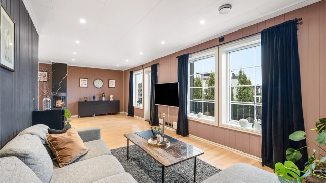 Store vindusflater slipper inn rikelig med dagslys, og balansert ventilasjon sikrer et sunt og godt inneklima.
