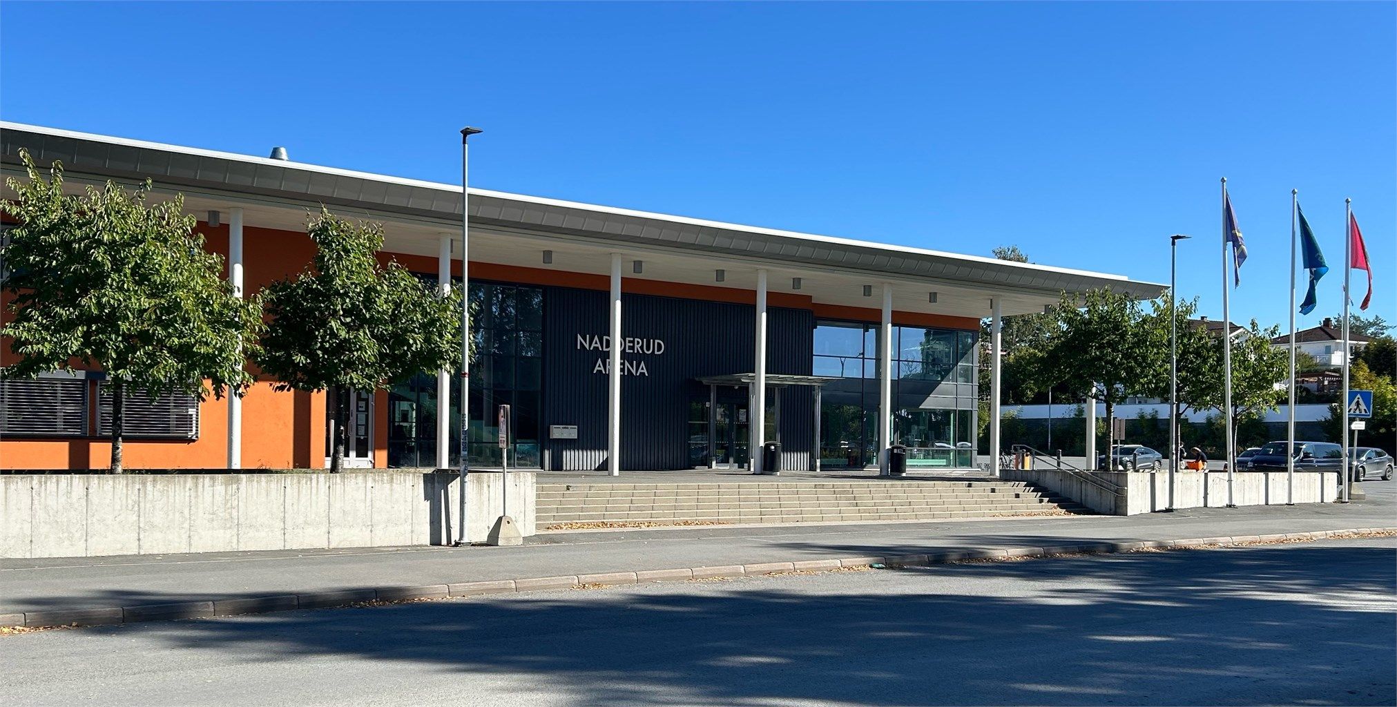 Rett over veien fra Nadderudhallen finner dere Nadderud arena som blant annet huser treningsenteret Gnist