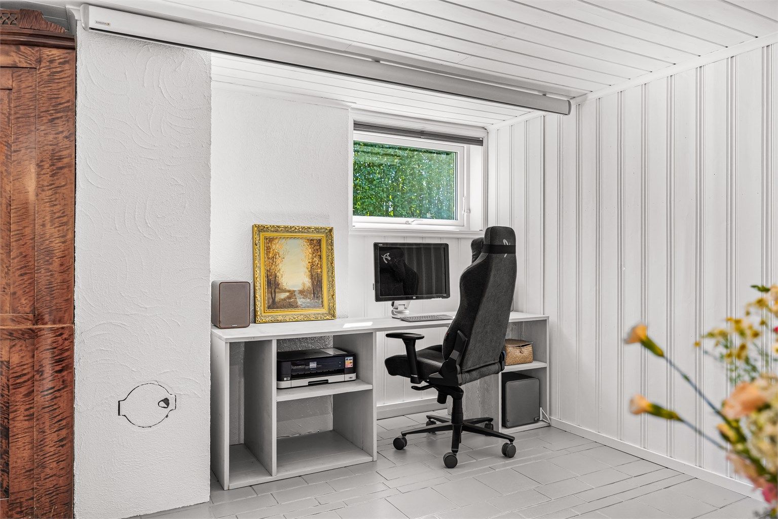 God plass til å etablere en praktisk kontorplass, perfekt for hjemmekontor.