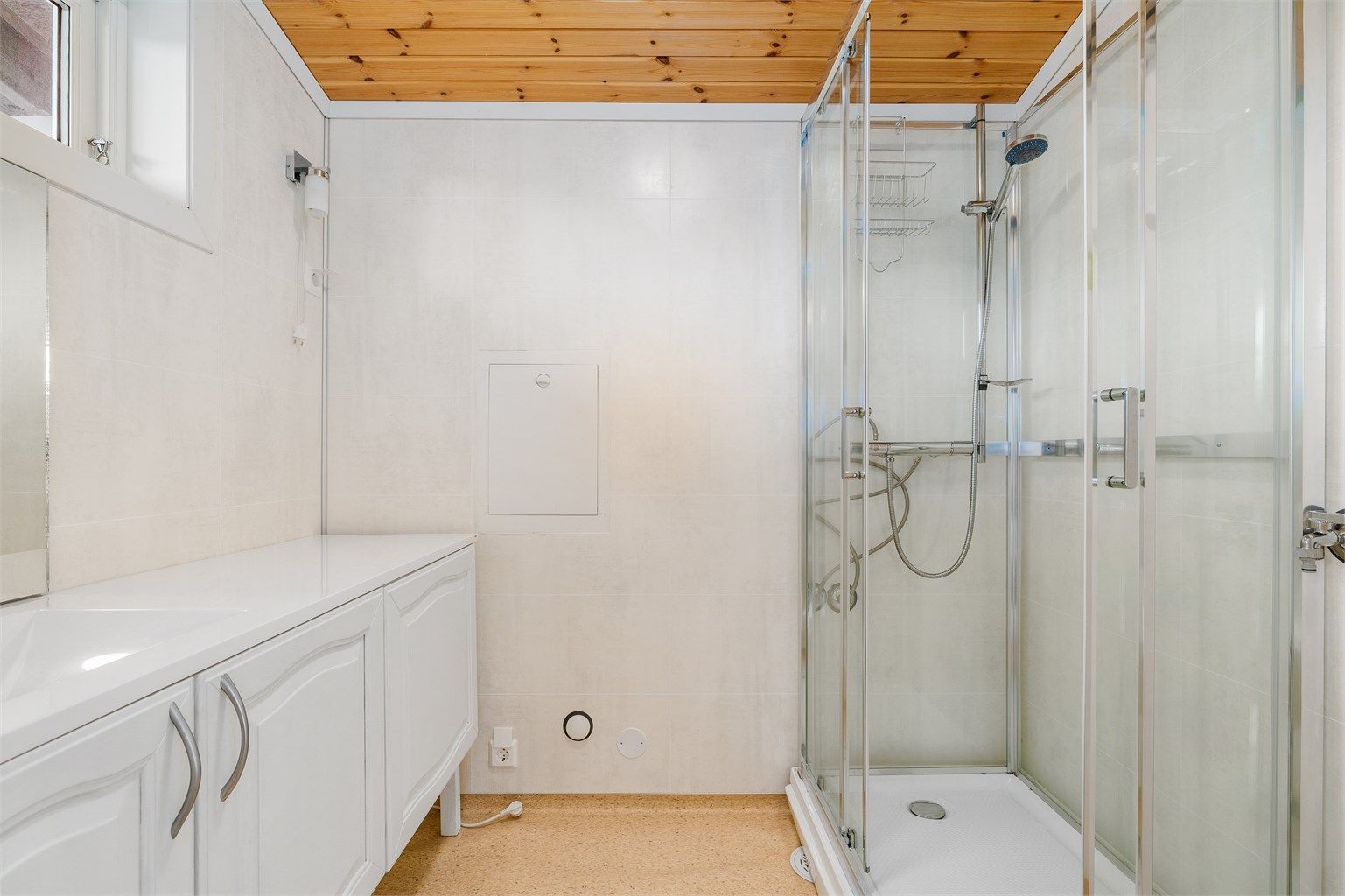 Badet i annekset er romslig, med dusjkabinett og servant med oppbevaring. Det er avsatt plass til å kunne montere et forbrenningstoalett.