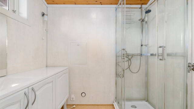Badet i annekset er romslig, med dusjkabinett og servant med oppbevaring. Det er avsatt plass til å kunne montere et forbrenningstoalett.