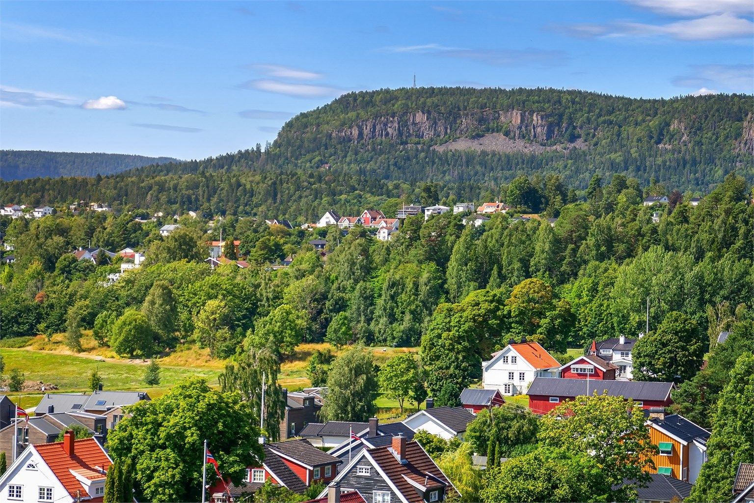 Fra balkongen er det fantastisk utsikt utover mot Kolsåstoppen og Skaugum