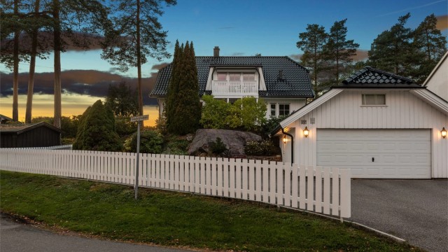 Frittstående dobbelgarasje på 44 kvm med 2 stk. elbilladere og elektrisk garasjeport. Stort lagringsloft over garasjen med utvendig adkomst fra terreng bak garasjen. Biloppstillingsplasser på gårdsplassen