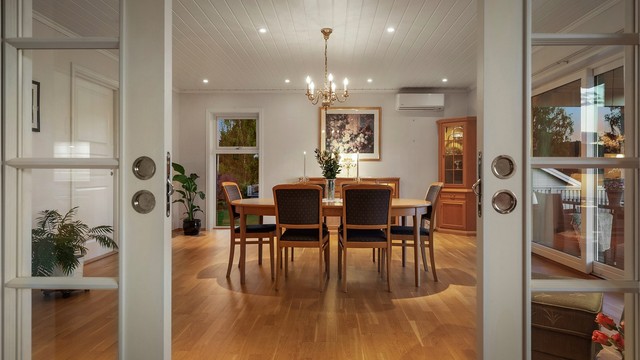 Glassdører inn mot stor spisestue