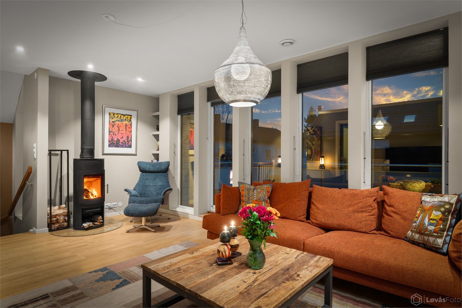 Peisen er et sentralt element i rommet.