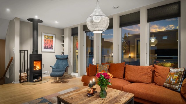 Peisen er et sentralt element i rommet.