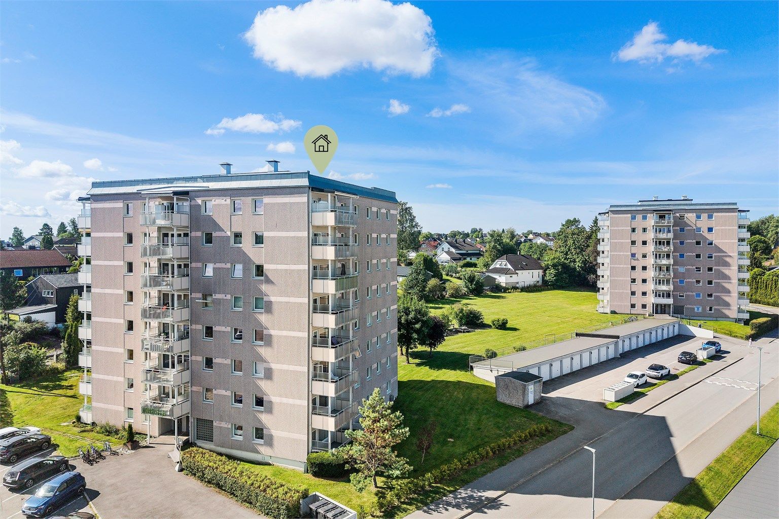 Leiligheten ligger i et etablert og rolig boligområde med gangavstand til sentrum og Follobanen
