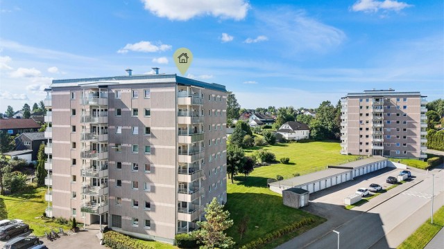 Leiligheten ligger i et etablert og rolig boligområde med gangavstand til sentrum og Follobanen