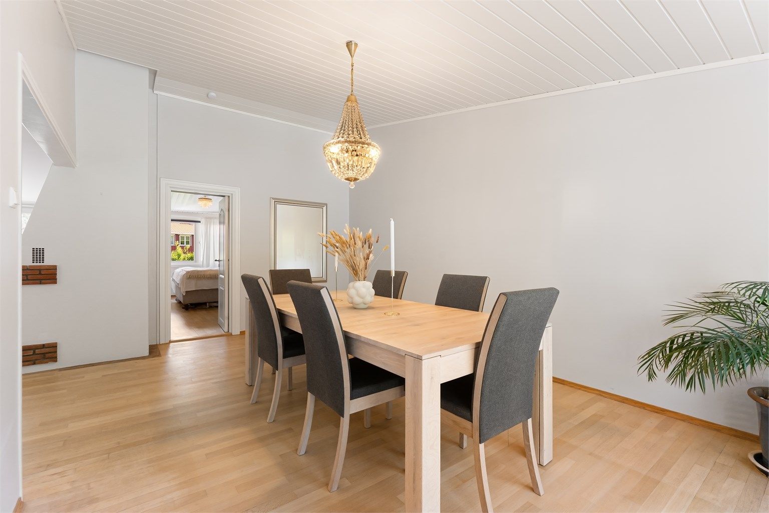 Fra spisestuen er det dør inn til ett av boligens soverom.
