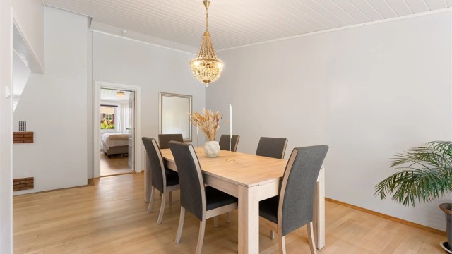 Fra spisestuen er det dør inn til ett av boligens soverom.