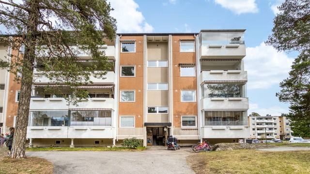 Fasader av murpuss og fasadeplater. Borettslaget har fellesarealer med sittegrupper og lekeplass.