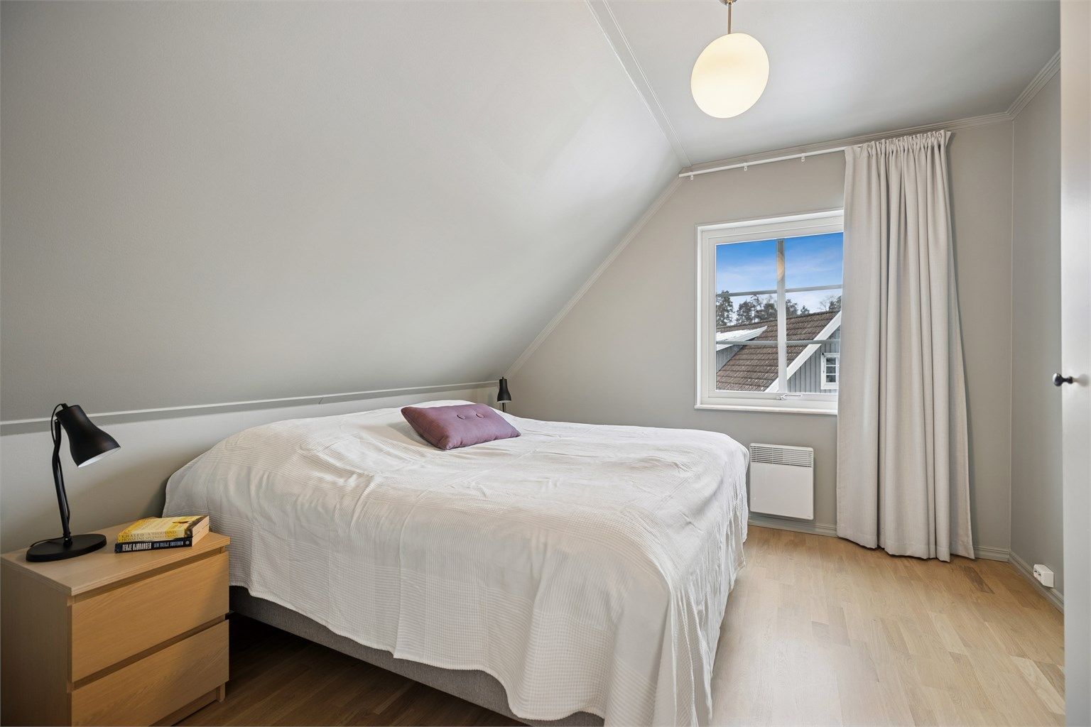 Soverom 2, 3 og 4 ligger i 2. etasje, og alle rommene er av god størrelse. Dette soverommet har garderobe.