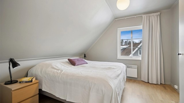 Soverom 2, 3 og 4 ligger i 2. etasje, og alle rommene er av god størrelse. Dette soverommet har garderobe.