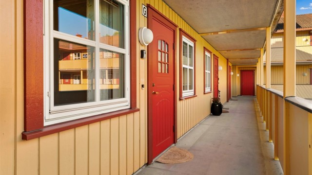 Leiligheten ligger i 2. etasje med adkomst via heis eller trappegang