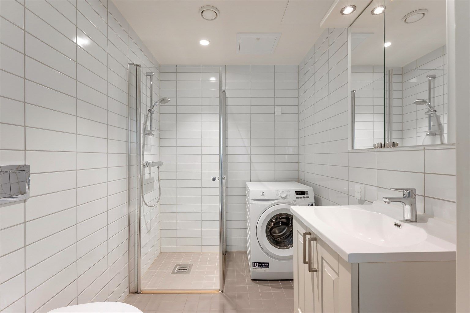 Badet har flislagt gulv med elektrisk gulvvarme for økt komfort.