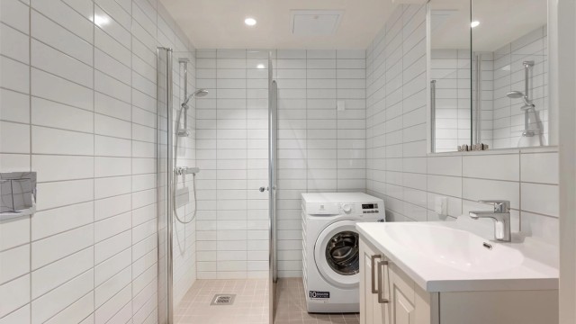 Badet har flislagt gulv med elektrisk gulvvarme for økt komfort.