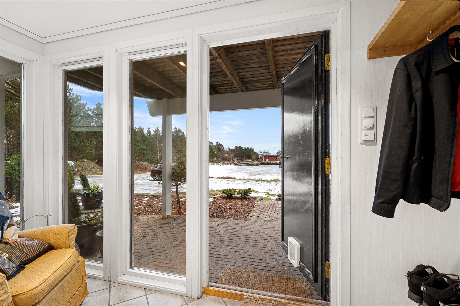 Praktisk vindfang med god plass til yttertøy og sko, og en ryddig overgang mellom ute og inne.