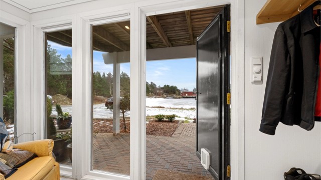 Praktisk vindfang med god plass til yttertøy og sko, og en ryddig overgang mellom ute og inne.