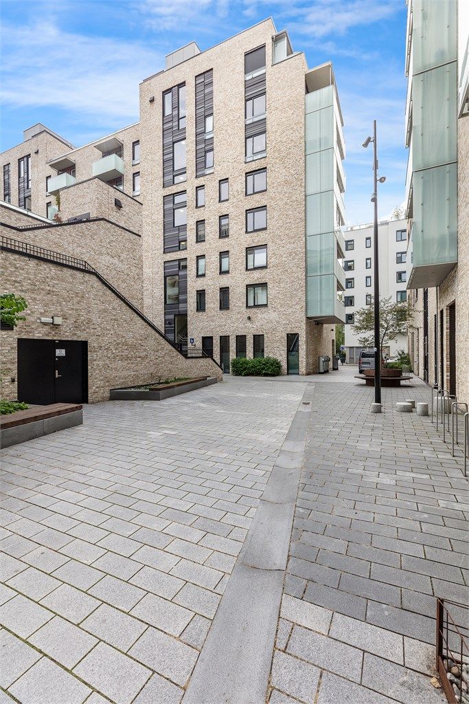 Leiligheten er beliggende i et sentralt boligområde med kort vei til "alt" du trenger!